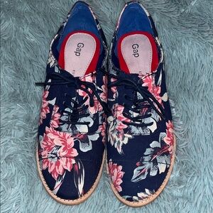 GAP NWT SIZE 8 STUNNING FLORAL CANVAS LACE UP SHOES